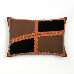 Capa de almofada decorativa no tamanho 40x60 cm na cor branca confeccionada em algodão com texturas bordadas em alto relevo tufting com fechamento em zíper invisível, proporciona excelente sustentação e maciez, transformando qualquer espaço em um refúgio acolhedor.
