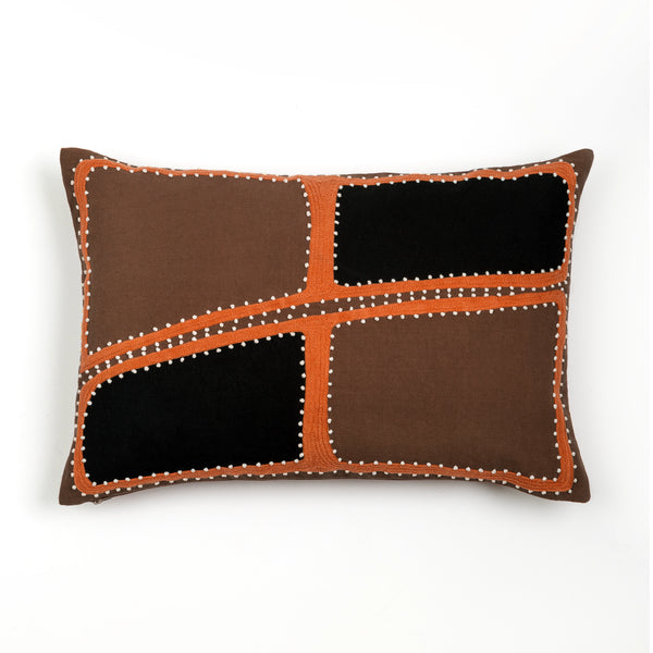 Capa de almofada decorativa no tamanho 40x60 cm na cor branca confeccionada em algodão com texturas bordadas em alto relevo tufting com fechamento em zíper invisível, proporciona excelente sustentação e maciez, transformando qualquer espaço em um refúgio acolhedor.