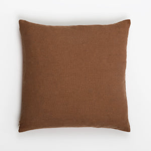 Capa de almofada decorativa no tamanho 50x50 cm na cor branca confeccionada em algodão com texturas bordadas em alto relevo tufting com fechamento em zíper invisível, ideal para complementar jogos de cama ou sofás, aliando conforto ergonômico e design moderno.