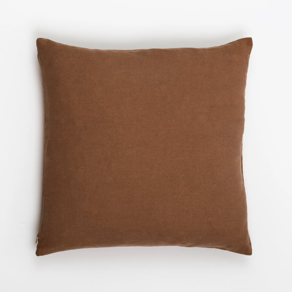 Capa de almofada decorativa no tamanho 50x50 cm na cor branca confeccionada em algodão com texturas bordadas em alto relevo tufting com fechamento em zíper invisível, ideal para complementar jogos de cama ou sofás, aliando conforto ergonômico e design moderno.