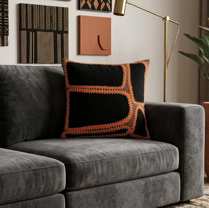 Capa de almofada decorativa no tamanho 50x50 cm na cor branca confeccionada em algodão com texturas bordadas em alto relevo tufting com fechamento em zíper invisível, perfeito para valorizar poltronas ou camas com uma proposta de design têxtil autêntico e refinado.