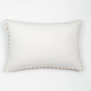 Capa de almofada decorativa no tamanho 40x60 cm na cor areia confeccionada em veludo premium de toque extremamente macio com acabamento em vivo nas bordas e zíper embutido, ideal para complementar jogos de cama ou sofás, aliando conforto ergonômico e design moderno.