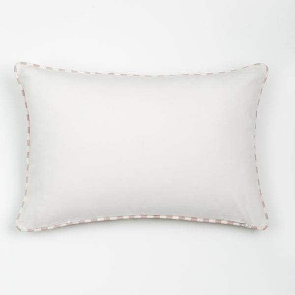 Capa de almofada decorativa no tamanho 40x60 cm na cor areia confeccionada em veludo premium de toque extremamente macio com acabamento em vivo nas bordas e zíper embutido, ideal para complementar jogos de cama ou sofás, aliando conforto ergonômico e design moderno.
