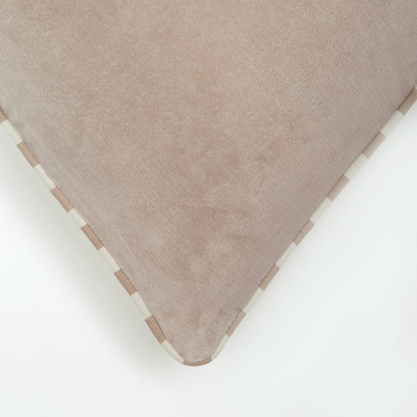 Capa de almofada decorativa no tamanho 40x60 cm na cor areia confeccionada em veludo premium de toque extremamente macio com acabamento em vivo nas bordas e zíper embutido, traz um equilíbrio visual aconchegante que harmoniza facilmente com diferentes estilos de decoração.