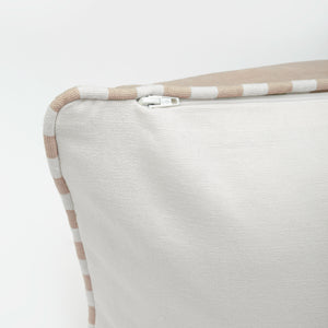 Capa de almofada decorativa no tamanho 40x60 cm na cor areia confeccionada em veludo premium de toque extremamente macio com acabamento em vivo nas bordas e zíper embutido, perfeito para criar composições personalizadas e adicionar um toque de sofisticação ao ambiente.
