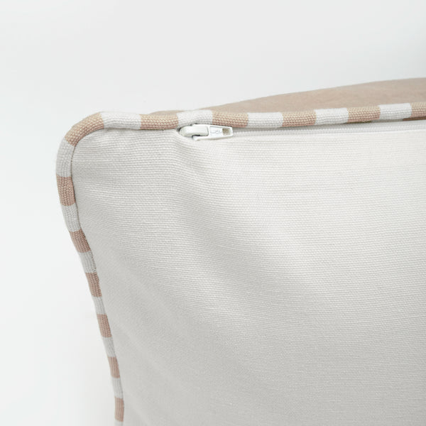 Capa de almofada decorativa no tamanho 40x60 cm na cor areia confeccionada em veludo premium de toque extremamente macio com acabamento em vivo nas bordas e zíper embutido, perfeito para criar composições personalizadas e adicionar um toque de sofisticação ao ambiente.
