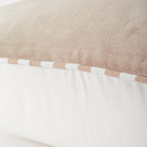 Capa de almofada decorativa no tamanho 40x60 cm na cor areia confeccionada em veludo premium de toque extremamente macio com acabamento em vivo nas bordas e zíper embutido, essencial para trazer aconchego e renovar a decoração de salas ou quartos com elegância.