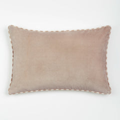 Capa de almofada decorativa no tamanho 40x60 cm na cor areia confeccionada em veludo premium de toque extremamente macio com acabamento em vivo nas bordas e zíper embutido, perfeito para valorizar poltronas ou camas com uma proposta de design têxtil autêntico e refinado.