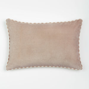 Capa de almofada decorativa no tamanho 40x60 cm na cor areia confeccionada em veludo premium de toque extremamente macio com acabamento em vivo nas bordas e zíper embutido, perfeito para valorizar poltronas ou camas com uma proposta de design têxtil autêntico e refinado.