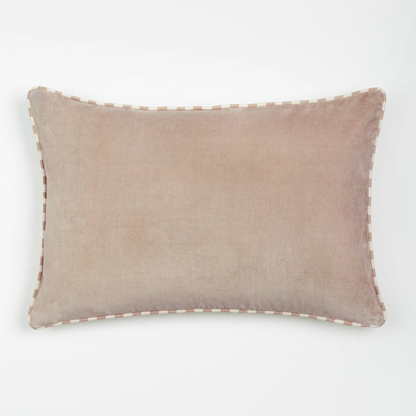Capa de almofada decorativa no tamanho 40x60 cm na cor areia confeccionada em veludo premium de toque extremamente macio com acabamento em vivo nas bordas e zíper embutido, perfeito para valorizar poltronas ou camas com uma proposta de design têxtil autêntico e refinado.