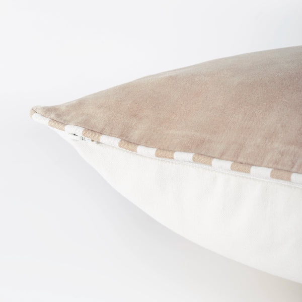 Capa de almofada decorativa no tamanho 40x60 cm na cor areia confeccionada em veludo premium de toque extremamente macio com acabamento em vivo nas bordas e zíper embutido, proporciona excelente sustentação e maciez, transformando qualquer espaço em um refúgio acolhedor.