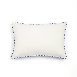 Capa de almofada decorativa no tamanho 40x60 cm na cor azul confeccionada em veludo premium de toque extremamente macio com acabamento em vivo nas bordas e zíper embutido, uma escolha versátil e charmosa para renovar o visual da casa com praticidade e bom gosto.