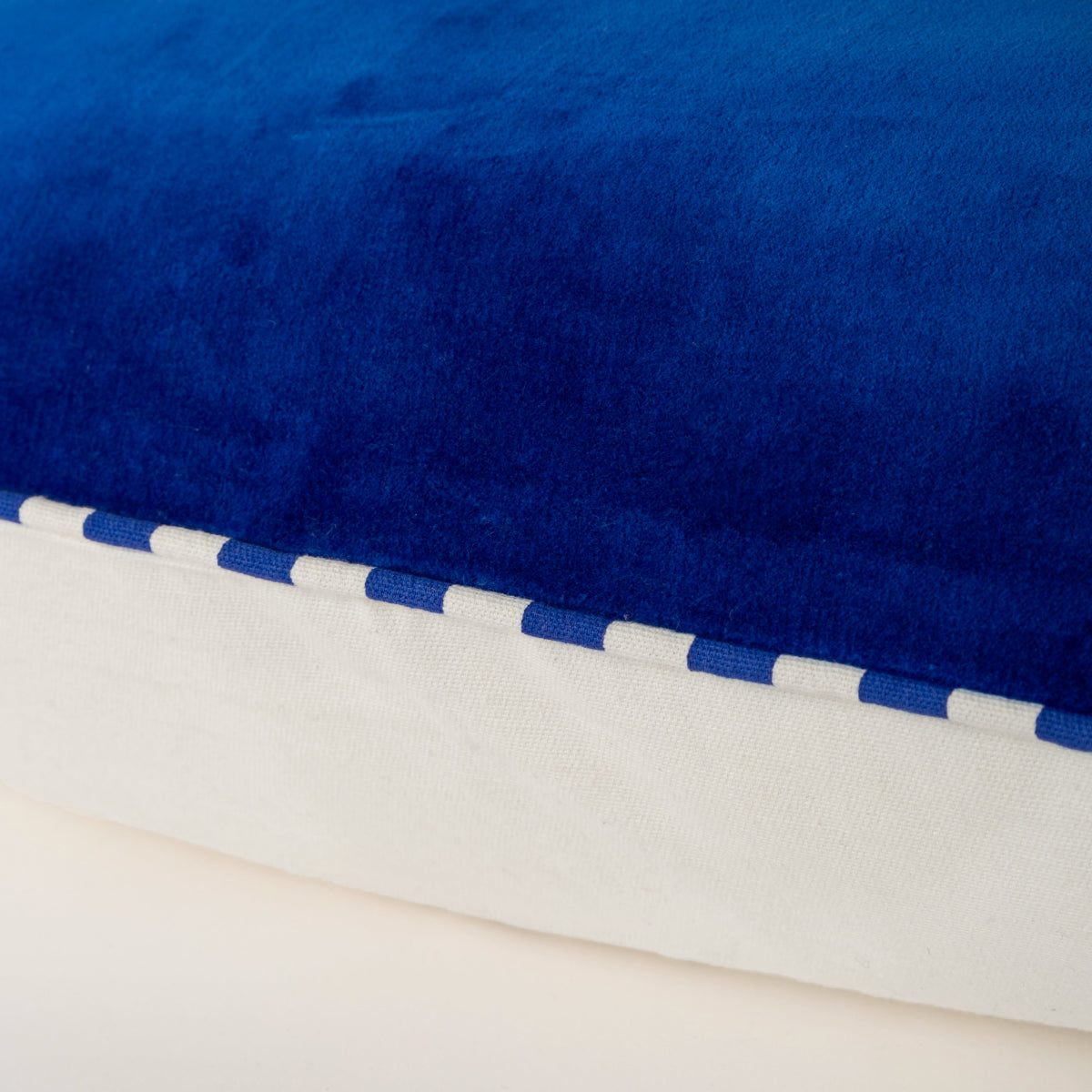 Capa de Almofada Lisa com Vivo Listrado Azul 40X60 - Clocasa | Além do Conforto