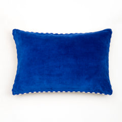 Capa de almofada decorativa no tamanho 40x60 cm na cor azul confeccionada em veludo premium de toque extremamente macio com acabamento em vivo nas bordas e zíper embutido, ideal para complementar jogos de cama ou sofás, aliando conforto ergonômico e design moderno.