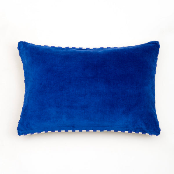 Capa de almofada decorativa no tamanho 40x60 cm na cor azul confeccionada em veludo premium de toque extremamente macio com acabamento em vivo nas bordas e zíper embutido, ideal para complementar jogos de cama ou sofás, aliando conforto ergonômico e design moderno.