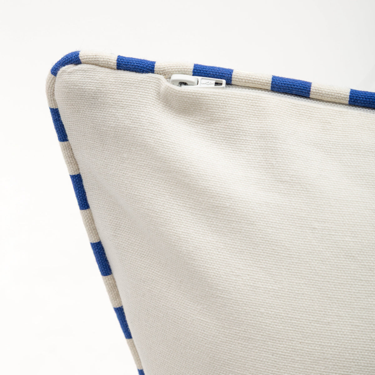 Capa de Almofada Lisa com Vivo Listrado Azul 40X60 - Clocasa | Além do Conforto