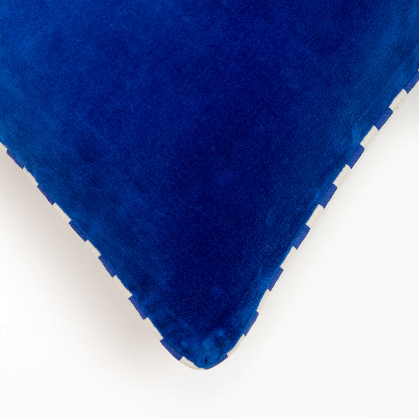Capa de almofada decorativa no tamanho 40x60 cm na cor azul confeccionada em veludo premium de toque extremamente macio com acabamento em vivo nas bordas e zíper embutido, perfeito para criar composições personalizadas e adicionar um toque de sofisticação ao ambiente.
