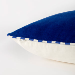 Capa de almofada decorativa no tamanho 40x60 cm na cor azul confeccionada em veludo premium de toque extremamente macio com acabamento em vivo nas bordas e zíper embutido, sinônimo de bem-estar e conforto térmico, ideal para momentos de descanso e relaxamento no lar.