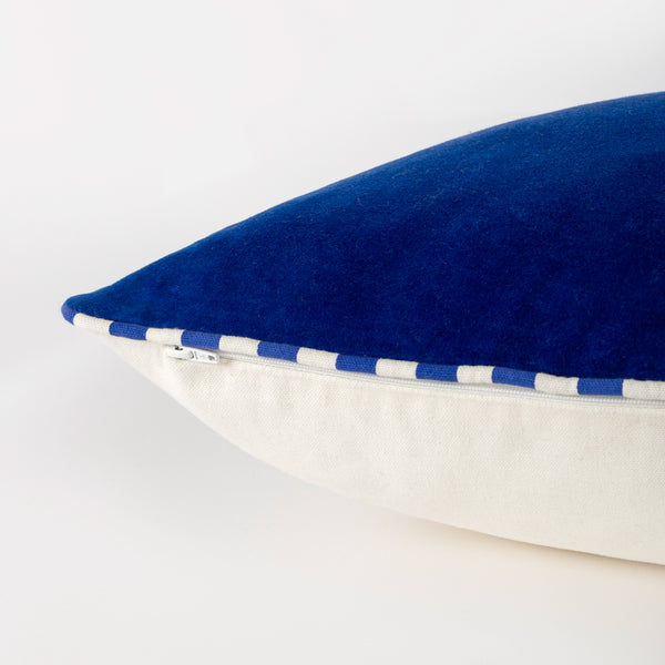 Capa de almofada decorativa no tamanho 40x60 cm na cor azul confeccionada em veludo premium de toque extremamente macio com acabamento em vivo nas bordas e zíper embutido, sinônimo de bem-estar e conforto térmico, ideal para momentos de descanso e relaxamento no lar.