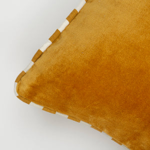 Capa de almofada decorativa no tamanho 40x60 cm na cor mostarda confeccionada em veludo premium de toque extremamente macio com acabamento em vivo nas bordas e zíper embutido, combina textura agradável e acabamento impecável para enriquecer a estética do seu mobiliário.