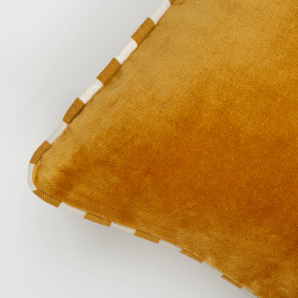 Capa de almofada decorativa no tamanho 40x60 cm na cor mostarda confeccionada em veludo premium de toque extremamente macio com acabamento em vivo nas bordas e zíper embutido, combina textura agradável e acabamento impecável para enriquecer a estética do seu mobiliário.