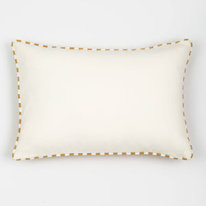 Capa de almofada decorativa no tamanho 40x60 cm na cor mostarda confeccionada em veludo premium de toque extremamente macio com acabamento em vivo nas bordas e zíper embutido, perfeito para valorizar poltronas ou camas com uma proposta de design têxtil autêntico e refinado.