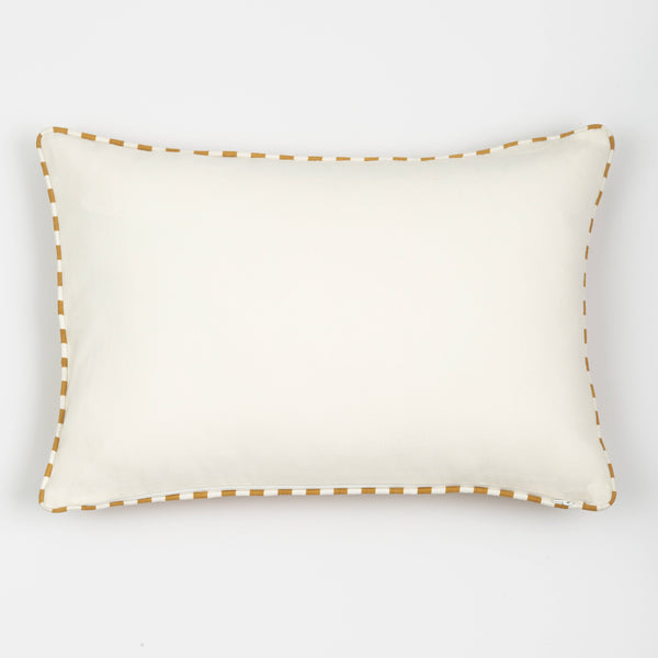 Capa de almofada decorativa no tamanho 40x60 cm na cor mostarda confeccionada em veludo premium de toque extremamente macio com acabamento em vivo nas bordas e zíper embutido, perfeito para valorizar poltronas ou camas com uma proposta de design têxtil autêntico e refinado.