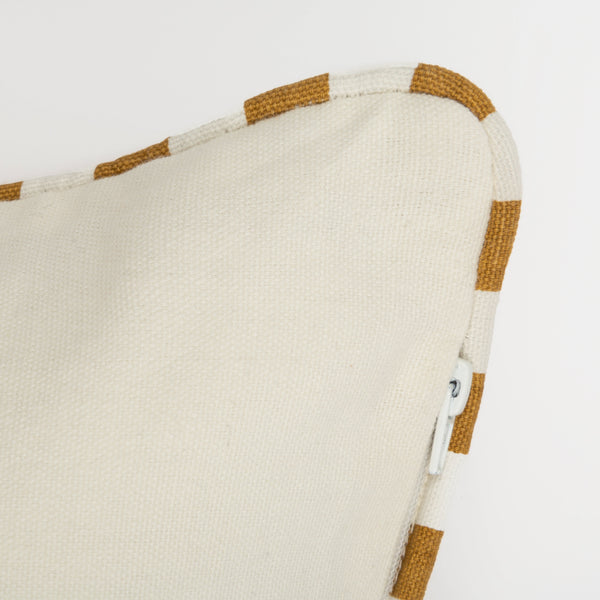 Capa de almofada decorativa no tamanho 40x60 cm na cor mostarda confeccionada em veludo premium de toque extremamente macio com acabamento em vivo nas bordas e zíper embutido, traz um equilíbrio visual aconchegante que harmoniza facilmente com diferentes estilos de decoração.