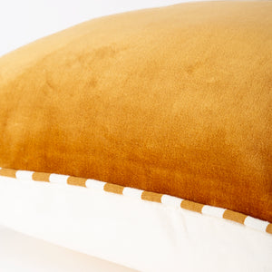 Capa de almofada decorativa no tamanho 40x60 cm na cor mostarda confeccionada em veludo premium de toque extremamente macio com acabamento em vivo nas bordas e zíper embutido, sinônimo de bem-estar e conforto térmico, ideal para momentos de descanso e relaxamento no lar.