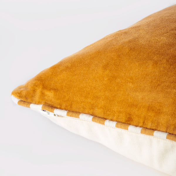 Capa de almofada decorativa no tamanho 40x60 cm na cor mostarda confeccionada em veludo premium de toque extremamente macio com acabamento em vivo nas bordas e zíper embutido, essencial para trazer aconchego e renovar a decoração de salas ou quartos com elegância.