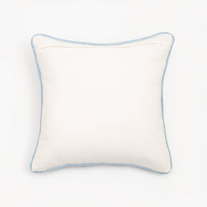 Capa de almofada decorativa no tamanho 45x45 cm na cor branca confeccionada em veludo premium de toque extremamente macio com acabamento em vivo nas bordas e zíper embutido, perfeito para valorizar poltronas ou camas com uma proposta de design têxtil autêntico e refinado.