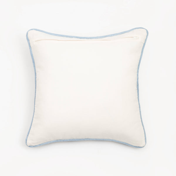 Capa de almofada decorativa no tamanho 45x45 cm na cor branca confeccionada em veludo premium de toque extremamente macio com acabamento em vivo nas bordas e zíper embutido, perfeito para valorizar poltronas ou camas com uma proposta de design têxtil autêntico e refinado.