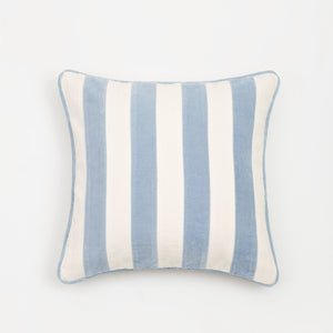 Capa de almofada decorativa no tamanho 45x45 cm na cor branca confeccionada em veludo premium de toque extremamente macio com acabamento em vivo nas bordas e zíper embutido, uma escolha versátil e charmosa para renovar o visual da casa com praticidade e bom gosto.