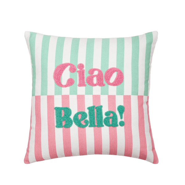 Capa de almofada decorativa no tamanho 45x45 cm na cor rosa confeccionada em algodão macio e aconchegante com acabamento em vivo nas bordas e zíper embutido, uma escolha versátil e charmosa para renovar o visual da casa com praticidade e bom gosto.