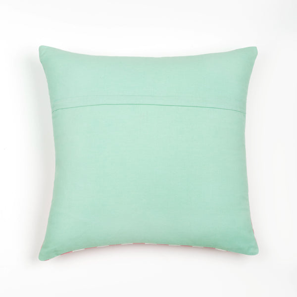 Capa de almofada decorativa no tamanho 45x45 cm na cor rosa confeccionada em algodão macio e aconchegante com acabamento em vivo nas bordas e zíper embutido, perfeito para valorizar poltronas ou camas com uma proposta de design têxtil autêntico e refinado.