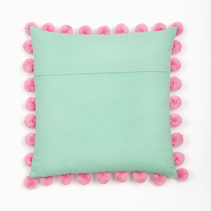 Capa de almofada decorativa no tamanho 50x50 cm na cor rosa confeccionada em algodão macio e aconchegante com fechamento em zíper invisível, perfeito para criar composições personalizadas e adicionar um toque de sofisticação ao ambiente.