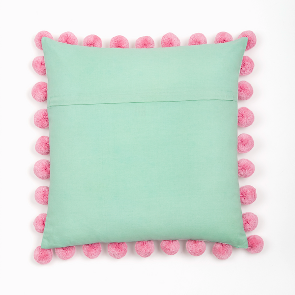 Capa de almofada decorativa no tamanho 50x50 cm na cor rosa confeccionada em algodão macio e aconchegante com fechamento em zíper invisível, perfeito para criar composições personalizadas e adicionar um toque de sofisticação ao ambiente.