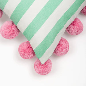 Capa de almofada decorativa no tamanho 50x50 cm na cor rosa confeccionada em algodão macio e aconchegante com fechamento em zíper invisível, essencial para trazer aconchego e renovar a decoração de salas ou quartos com elegância.