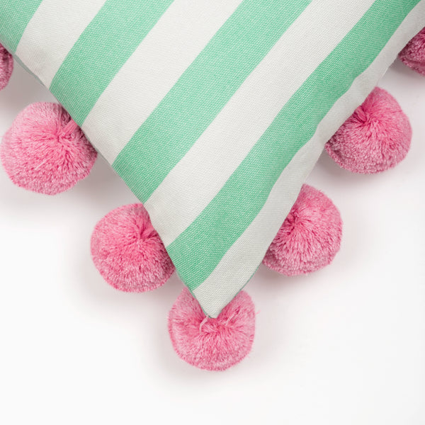 Capa de almofada decorativa no tamanho 50x50 cm na cor rosa confeccionada em algodão macio e aconchegante com fechamento em zíper invisível, essencial para trazer aconchego e renovar a decoração de salas ou quartos com elegância.