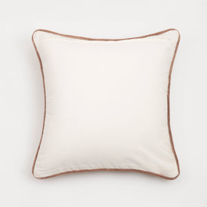 Capa de almofada decorativa no tamanho 50x50 cm na cor branca confeccionada em veludo premium de toque extremamente macio com acabamento em vivo nas bordas e zíper embutido, uma escolha versátil e charmosa para renovar o visual da casa com praticidade e bom gosto.