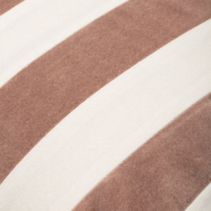 Capa de almofada decorativa no tamanho 50x50 cm na cor branca confeccionada em veludo premium de toque extremamente macio com acabamento em vivo nas bordas e zíper embutido, proporciona excelente sustentação e maciez, transformando qualquer espaço em um refúgio acolhedor.