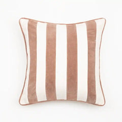 Capa de almofada decorativa no tamanho 50x50 cm na cor branca confeccionada em veludo premium de toque extremamente macio com acabamento em vivo nas bordas e zíper embutido, ideal para complementar jogos de cama ou sofás, aliando conforto ergonômico e design moderno.
