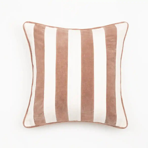 Capa de almofada decorativa no tamanho 50x50 cm na cor branca confeccionada em veludo premium de toque extremamente macio com acabamento em vivo nas bordas e zíper embutido, ideal para complementar jogos de cama ou sofás, aliando conforto ergonômico e design moderno.