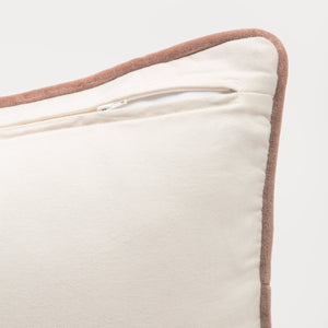 Capa de almofada decorativa no tamanho 50x50 cm na cor branca confeccionada em veludo premium de toque extremamente macio com acabamento em vivo nas bordas e zíper embutido, combina textura agradável e acabamento impecável para enriquecer a estética do seu mobiliário.