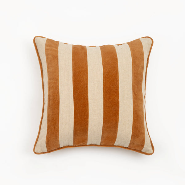 Capa de almofada decorativa no tamanho 45x45 cm na cor terracota confeccionada em veludo premium de toque extremamente macio com acabamento em vivo nas bordas e zíper embutido, essencial para trazer aconchego e renovar a decoração de salas ou quartos com elegância.