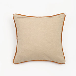 Capa de almofada decorativa no tamanho 45x45 cm na cor terracota confeccionada em veludo premium de toque extremamente macio com acabamento em vivo nas bordas e zíper embutido, perfeito para criar composições personalizadas e adicionar um toque de sofisticação ao ambiente.