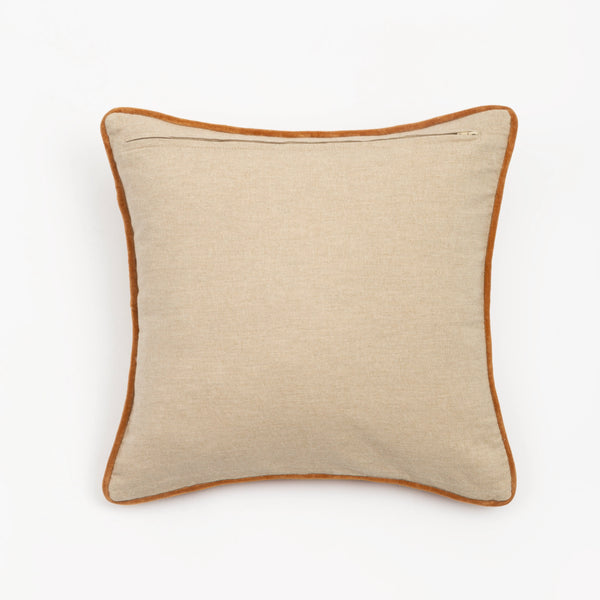 Capa de almofada decorativa no tamanho 45x45 cm na cor terracota confeccionada em veludo premium de toque extremamente macio com acabamento em vivo nas bordas e zíper embutido, perfeito para criar composições personalizadas e adicionar um toque de sofisticação ao ambiente.