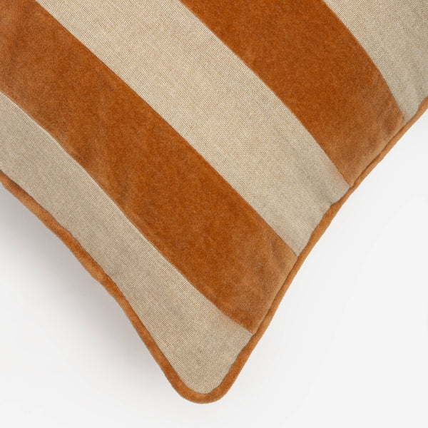 Capa de almofada decorativa no tamanho 45x45 cm na cor terracota confeccionada em veludo premium de toque extremamente macio com acabamento em vivo nas bordas e zíper embutido, ideal para complementar jogos de cama ou sofás, aliando conforto ergonômico e design moderno.