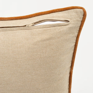 Capa de almofada decorativa no tamanho 45x45 cm na cor terracota confeccionada em veludo premium de toque extremamente macio com acabamento em vivo nas bordas e zíper embutido, proporciona excelente sustentação e maciez, transformando qualquer espaço em um refúgio acolhedor.