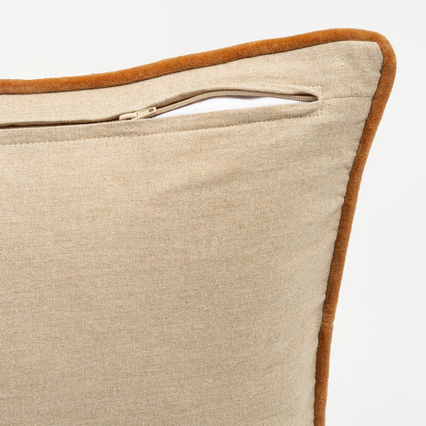 Capa de almofada decorativa no tamanho 45x45 cm na cor terracota confeccionada em veludo premium de toque extremamente macio com acabamento em vivo nas bordas e zíper embutido, proporciona excelente sustentação e maciez, transformando qualquer espaço em um refúgio acolhedor.